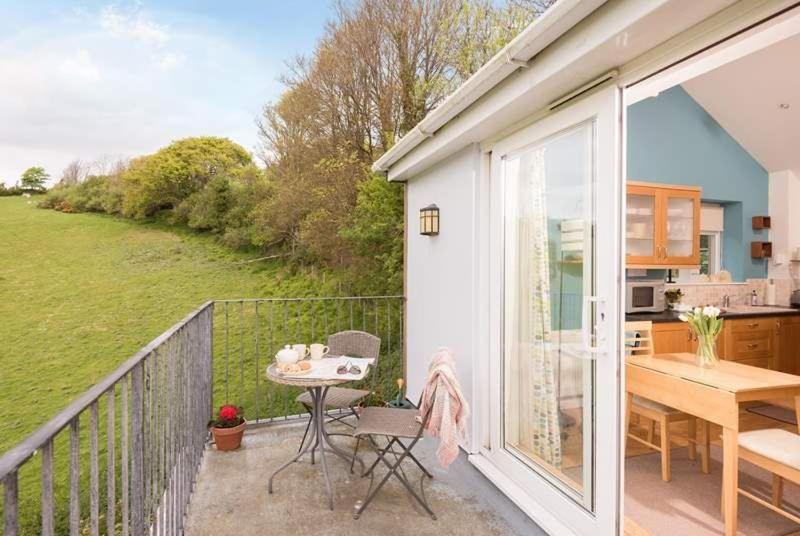 Cosy Beachfront Retreat With Stunning Sea Views & Free Access To A Local Indoor Pool Talland Buitenkant foto