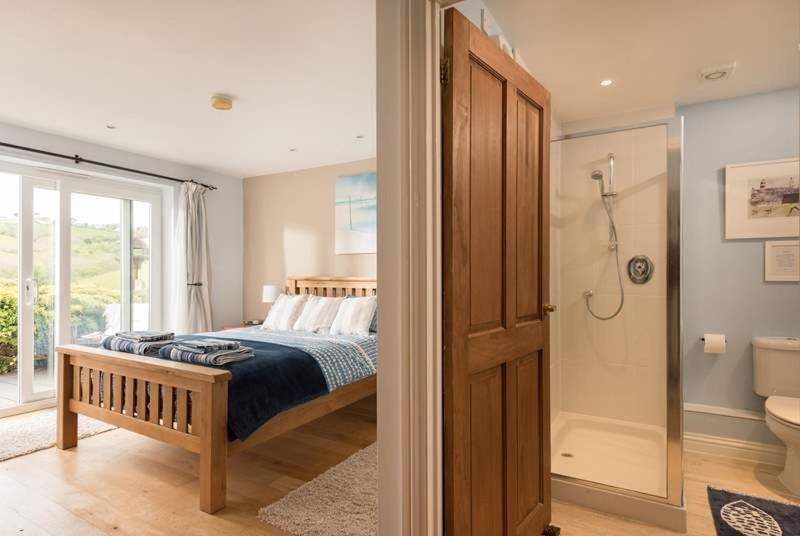 Cosy Beachfront Retreat With Stunning Sea Views & Free Access To A Local Indoor Pool Talland Buitenkant foto