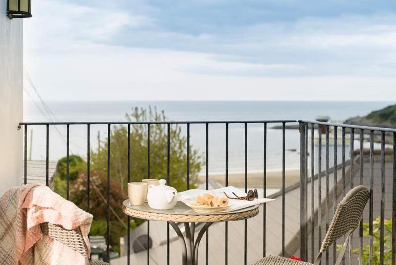 Cosy Beachfront Retreat With Stunning Sea Views & Free Access To A Local Indoor Pool Talland Buitenkant foto