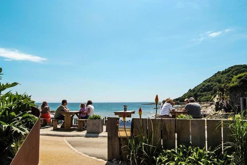Cosy Beachfront Retreat With Stunning Sea Views & Free Access To A Local Indoor Pool Talland Buitenkant foto