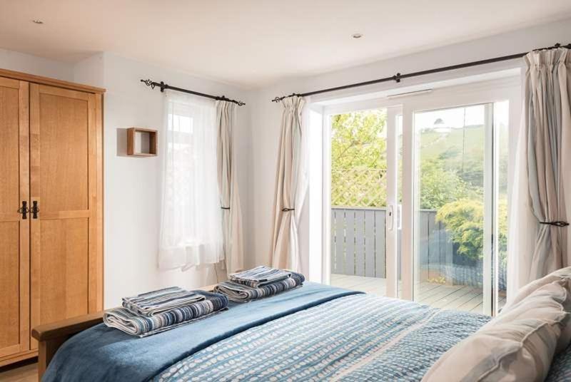 Cosy Beachfront Retreat With Stunning Sea Views & Free Access To A Local Indoor Pool Talland Buitenkant foto