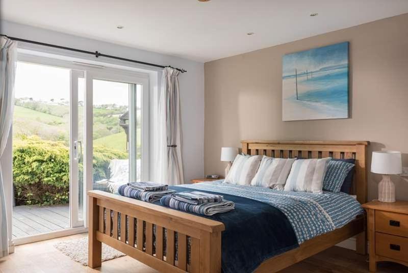Cosy Beachfront Retreat With Stunning Sea Views & Free Access To A Local Indoor Pool Talland Buitenkant foto