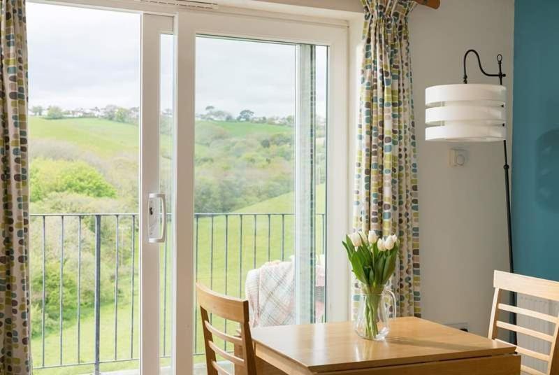 Cosy Beachfront Retreat With Stunning Sea Views & Free Access To A Local Indoor Pool Talland Buitenkant foto