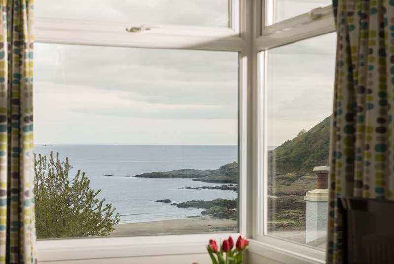 Cosy Beachfront Retreat With Stunning Sea Views & Free Access To A Local Indoor Pool Talland Buitenkant foto