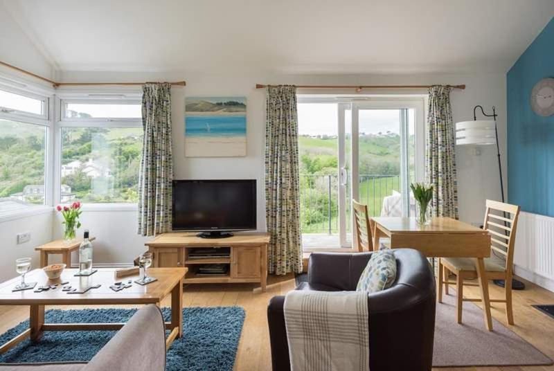 Cosy Beachfront Retreat With Stunning Sea Views & Free Access To A Local Indoor Pool Talland Buitenkant foto