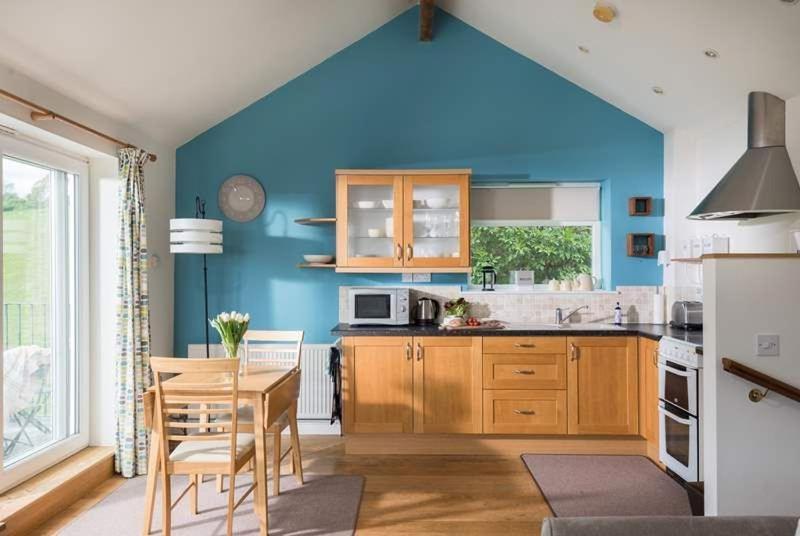 Cosy Beachfront Retreat With Stunning Sea Views & Free Access To A Local Indoor Pool Talland Buitenkant foto