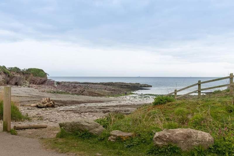 Cosy Beachfront Retreat With Stunning Sea Views & Free Access To A Local Indoor Pool Talland Buitenkant foto