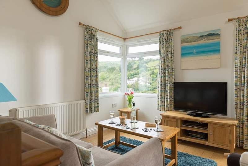 Cosy Beachfront Retreat With Stunning Sea Views & Free Access To A Local Indoor Pool Talland Buitenkant foto